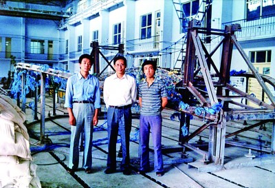 1987年，沈世釗（中）開展北京朝陽體育館模型試驗(yàn)。資料照片.jpg