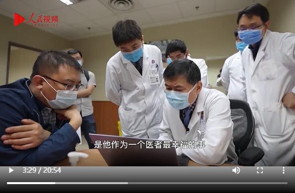 董家鴻正在為患者看診。.jpg