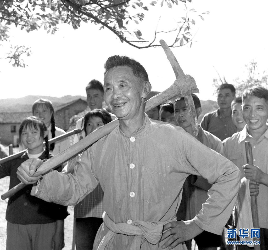 甘祖昌回到家鄉(xiāng)后，一直和村民一起參加生產(chǎn)勞動(dòng)（資料照片）。新華社記者 王紹業(yè) 攝.jpg