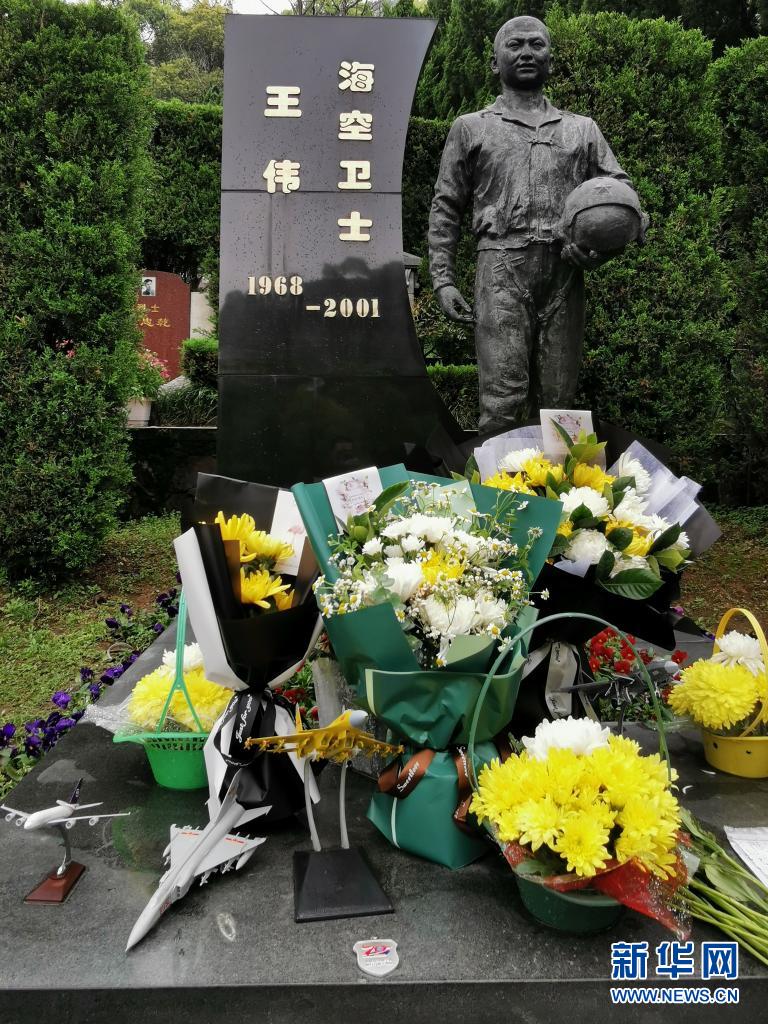 這是位于杭州市安賢陵園內(nèi)的王偉烈士銅像（3月31日攝）。新華社記者 黎云 攝.jpg