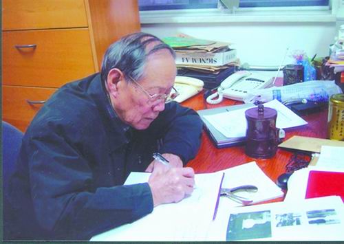 鄭哲敏在伏案工作（攝于2003年）.jpg
