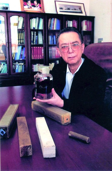 王德民為化學(xué)驅(qū)三次采油及油田所需多用途表面活性劑研究付出很大精力。.jpg