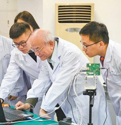劉永坦（右二）在哈爾濱工業(yè)大學(xué)實(shí)驗(yàn)室鉆研雷達(dá)技術(shù)。.jpg