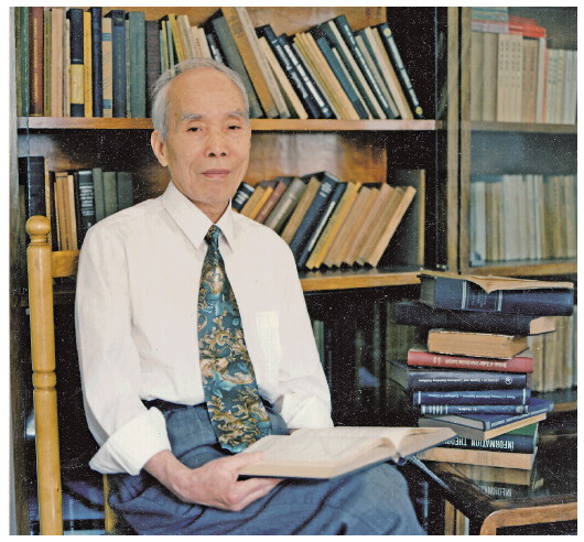 圖為陳敬熊院士在書架前留影。（航天科工二院23所供圖）.jpg