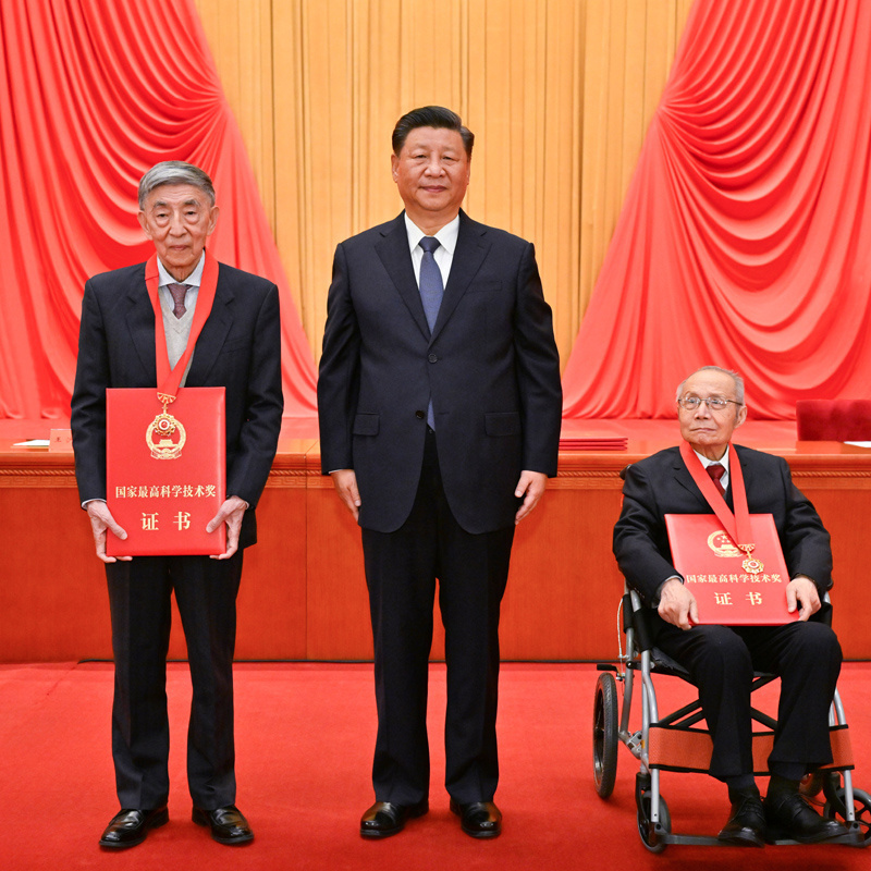 11月3日，習(xí)近平總書記向獲得2020年度國家最高科學(xué)技術(shù)獎(jiǎng)的顧誦芬院士（右）和王大中院士（左）頒獎(jiǎng)。.jpeg
