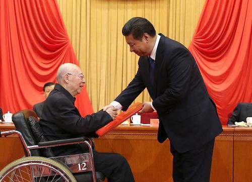 2015年1月，習(xí)近平總書記向獲得2014年度國家最高科學(xué)技術(shù)獎(jiǎng)的于敏院士頒獎(jiǎng)。.jpeg