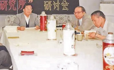 上世紀(jì)80年代，徐壽波（左一）在主持研討會.jpg