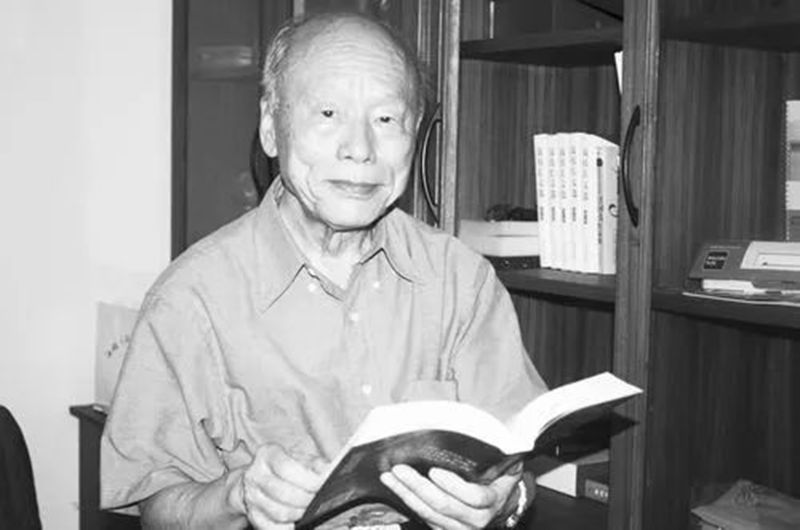 童志鵬院士在書(shū)房翻閱書(shū)籍.jpg