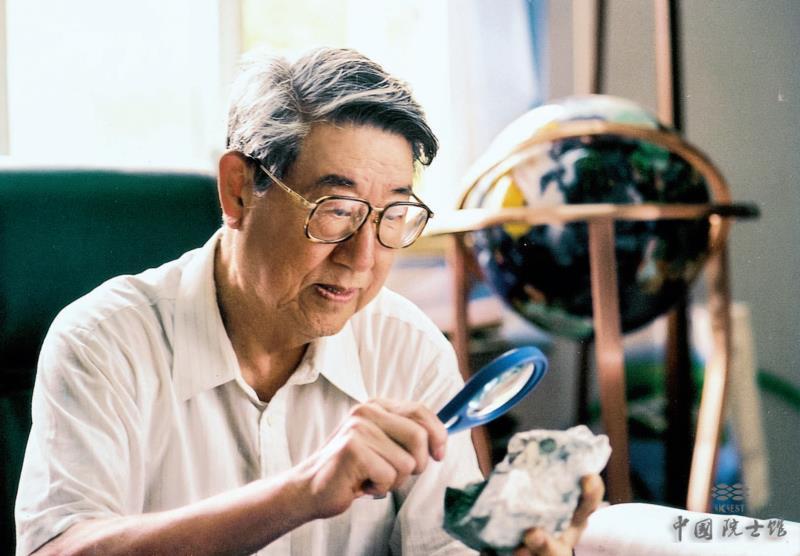 2005年，裴榮富在辦公室對巖礦標(biāo)本觀察研究.jpg