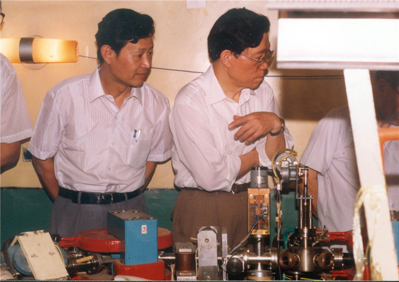 杜詳琬和陳能寬在高能所實(shí)驗(yàn)室(1993).jpg