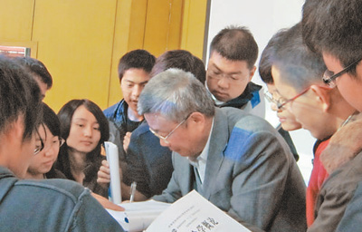 下課后，同學(xué)們找李德仁院士（中）簽名。.jpg
