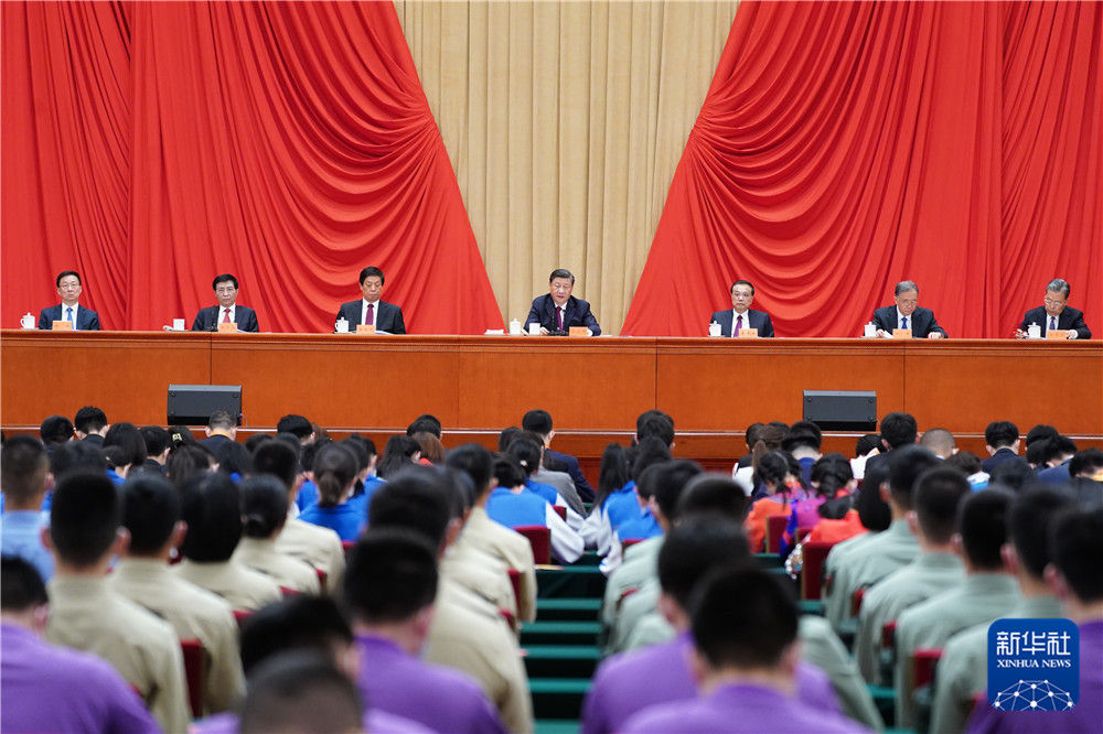 5月10日，慶祝中國共產(chǎn)主義青年團(tuán)成立100周年大會在北京人民大會堂隆重舉行。中共中央總書記、國家主席、中央軍委主席習(xí)近平在大會上發(fā)表重要講話。新華社記者 燕雁 攝.jpg