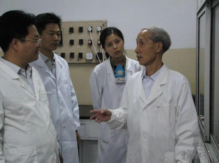 李俊賢院士在黎明化工研究設計院有限責任公司實驗室為青年科研人員指導技術難題.jpg
