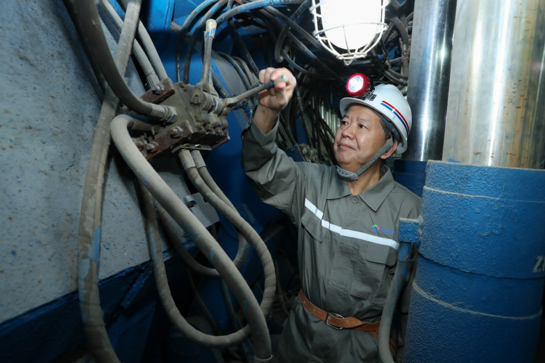 袁亮院士奮斗在自己喜愛的“礦山”“煤海”科研一線。.png