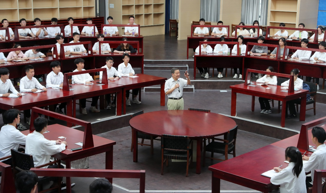 袁亮院士在安徽理工大學(xué)圖書館6樓報告廳，以“爭做擔(dān)當(dāng)時代重任的新時代青年”為主題，為即將離校的畢業(yè)生黨員代表講授了一堂精彩的思政課。.png