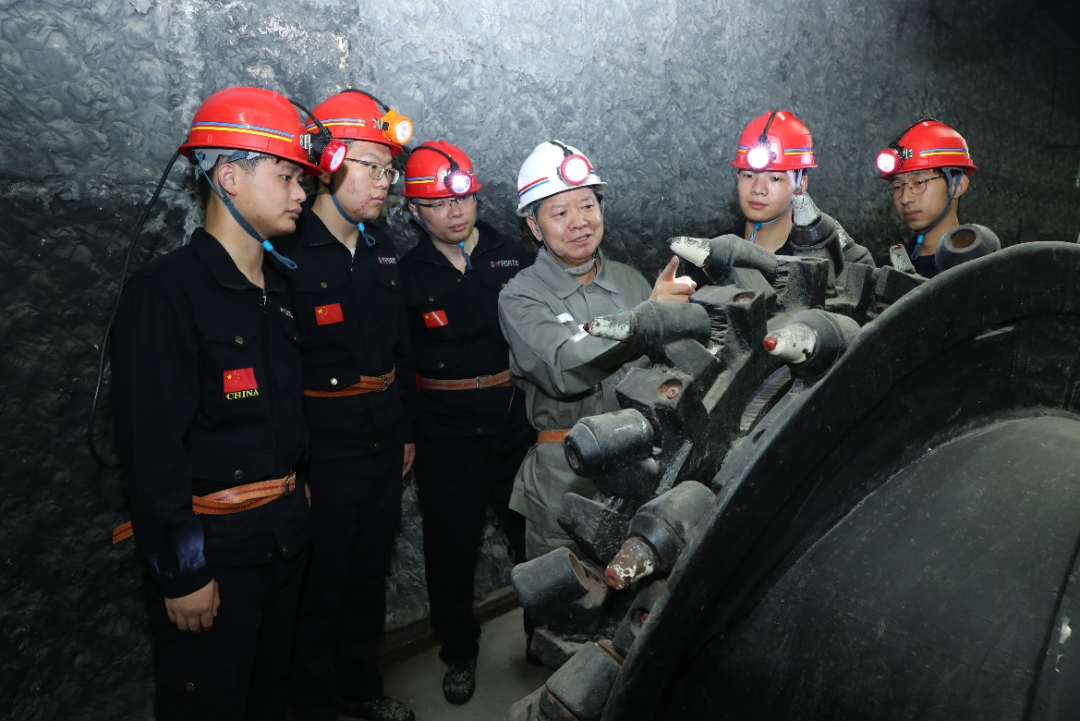袁亮院士為學(xué)生講解雙滾筒采煤機滾筒截齒切割原理和一次采全高工藝技術(shù)。.png