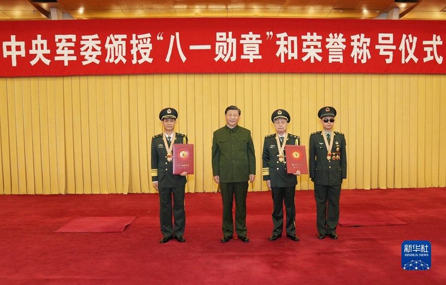 7月27日，中央軍委頒授“八一勛章”和榮譽(yù)稱號(hào)儀式在北京八一大樓隆重舉行。中共中央總書(shū)記、國(guó)家主席、中央軍委主席習(xí)近平向“八一勛章”獲得者頒授勛章和證書(shū)，向獲得榮譽(yù)稱號(hào)的單位頒授榮譽(yù)獎(jiǎng)旗。這是習(xí)近平同獲得“八一勛章”的同志集體合影。新華社記者 李剛 攝.jpg