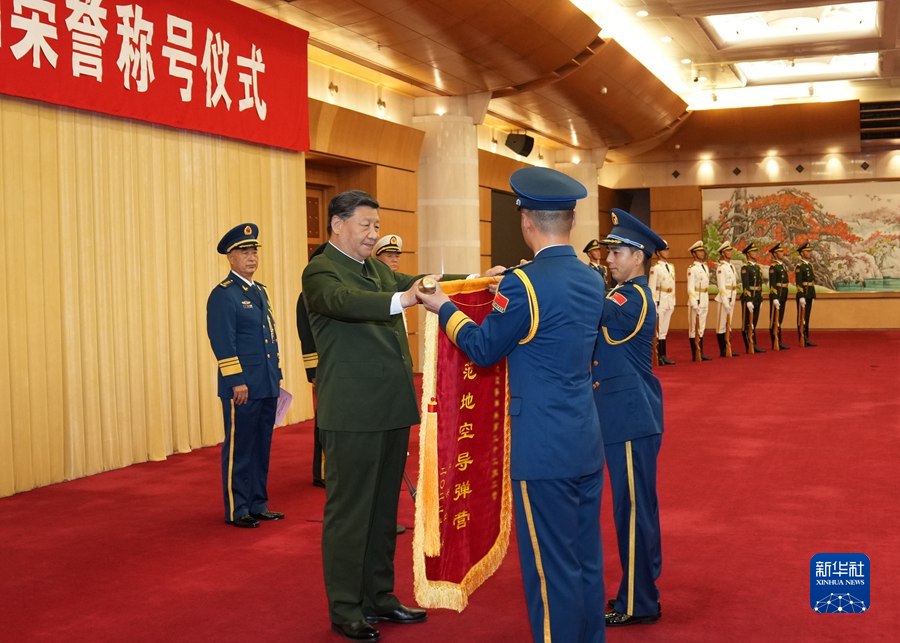 7月27日，中央軍委頒授“八一勛章”和榮譽(yù)稱號(hào)儀式在北京八一大樓隆重舉行。中共中央總書(shū)記、國(guó)家主席、中央軍委主席習(xí)近平向“八一勛章”獲得者頒授勛章和證書(shū)，向獲得榮譽(yù)稱號(hào)的單位頒授榮譽(yù)獎(jiǎng)旗。這是習(xí)近平向獲得榮譽(yù)稱號(hào)的單位頒授榮譽(yù)獎(jiǎng)旗。新華社記者 李剛 攝.jpg