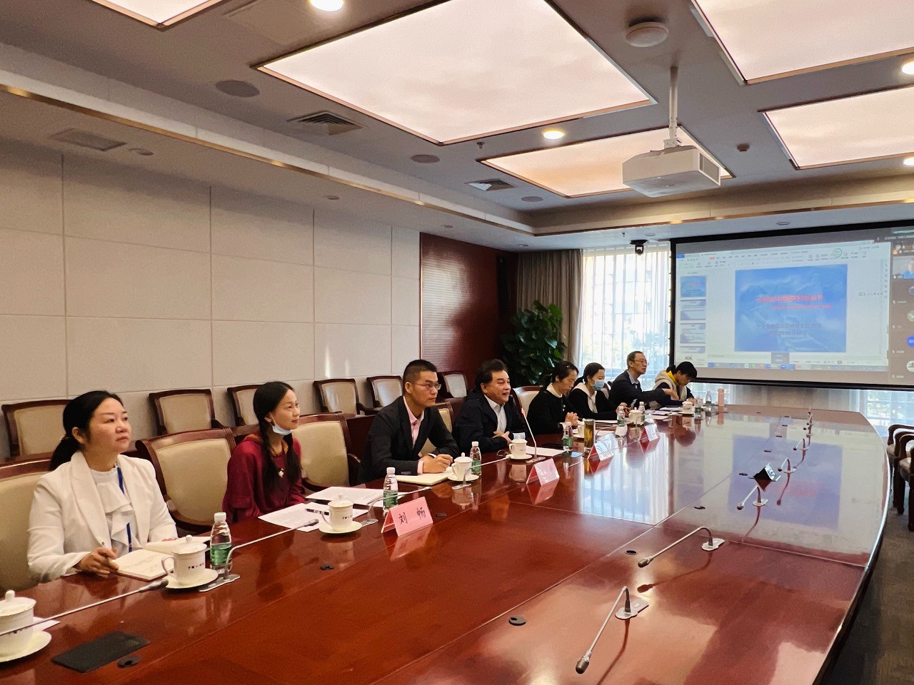 院機關青年理論學習小組參加國際形勢教育.jpg