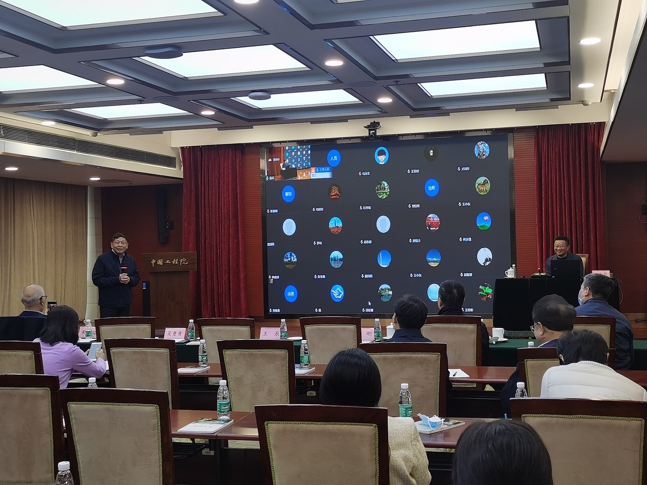 王剛院長（前排右）解答問題.jpg