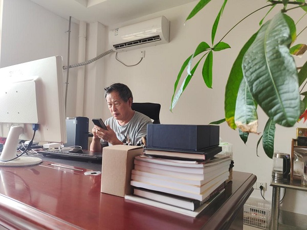 這是印遇龍在辦公室內回復農民信息。新華社記者 周勉 攝.jpg