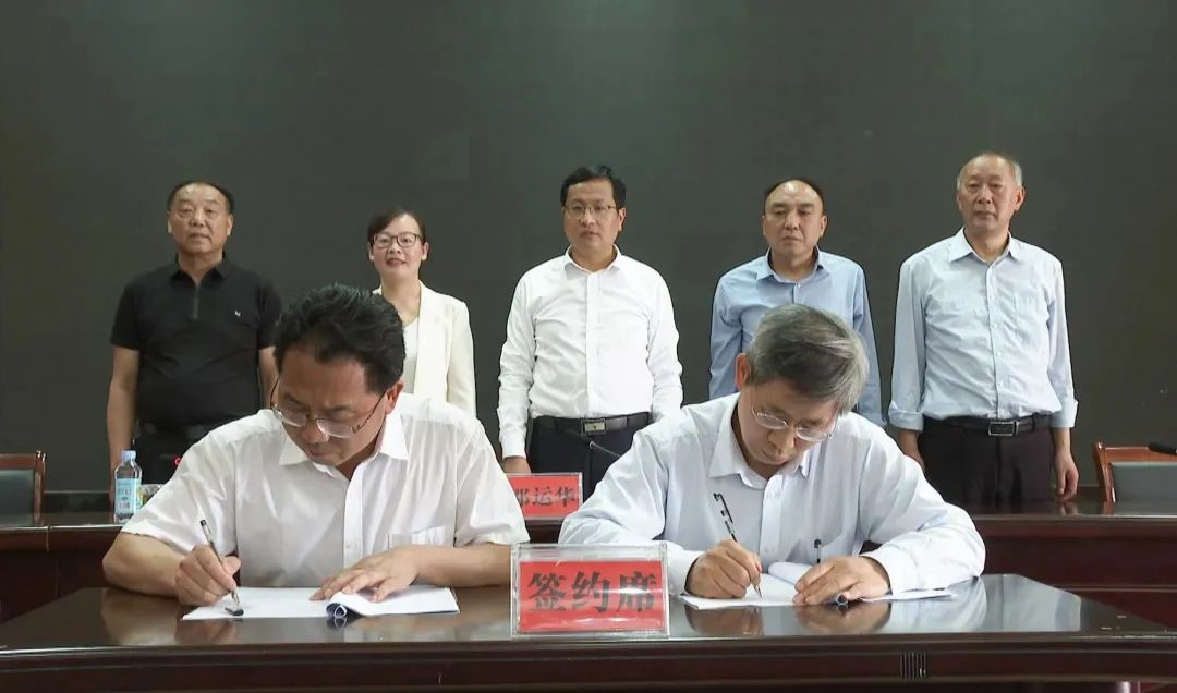 感懷、感恩、感謝 中國工程院院士鄧運(yùn)華捐助設(shè)立紅安“院士獎(jiǎng)學(xué)金”