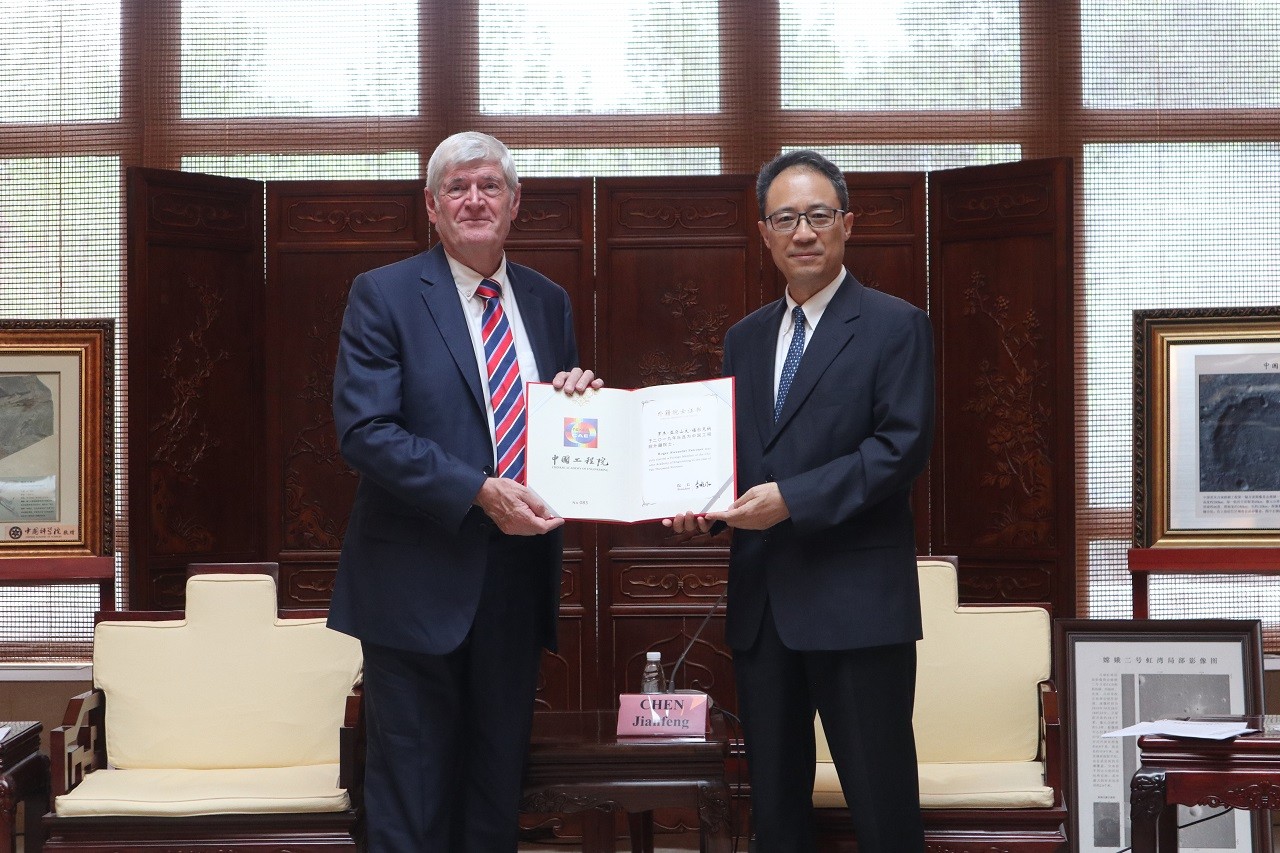 陳建峰秘書長(zhǎng)會(huì)見外籍院士羅杰·福爾克納