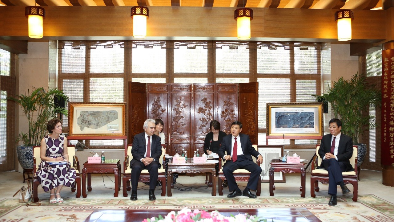 李曉紅院長(zhǎng)會(huì)見(jiàn)我院外籍院士、國(guó)際能源署署長(zhǎng)法蒂·比羅爾