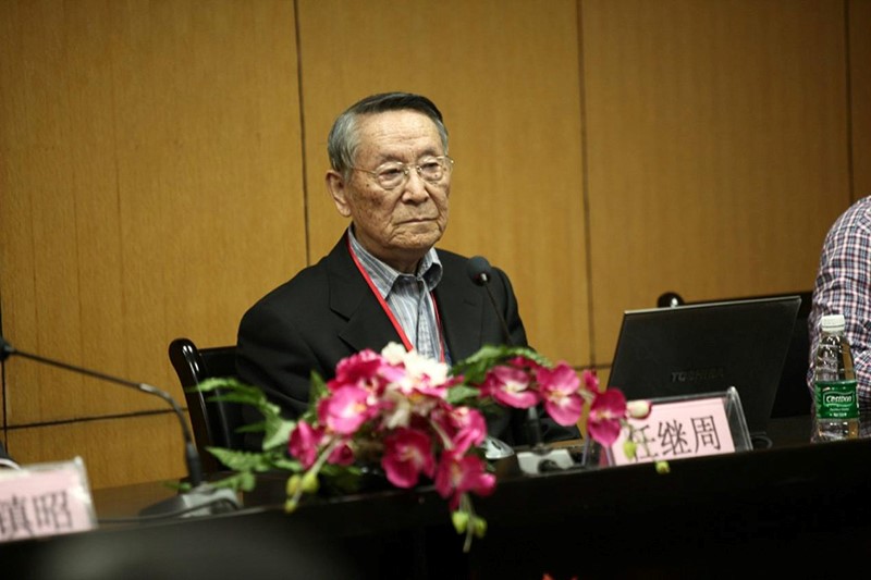 扎根西部抒壯志 情灑瘠壤育英才