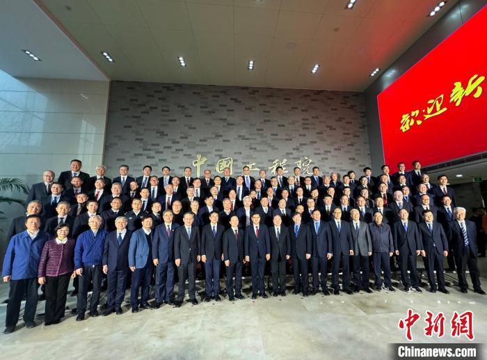 中國工程院舉行2023年當選院士學習教育暨頒證儀式，另外加兩張照片