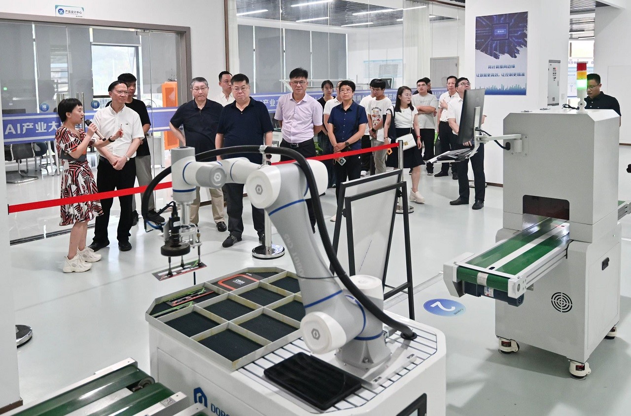 信息與電子工程學(xué)部常委在贛州市開展院士調(diào)研活動(dòng)