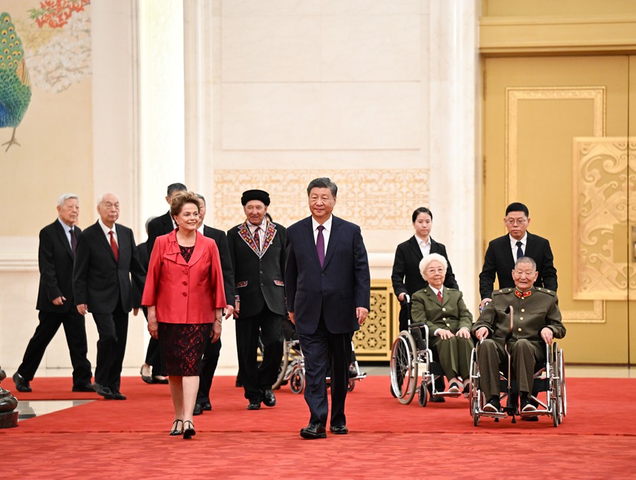 中華人民共和國國家勛章和國家榮譽稱號頒授儀式在京隆重舉行 習(xí)近平向國家勛章和國家榮譽稱號獲得者頒授勛章獎?wù)虏l(fā)表重要講話