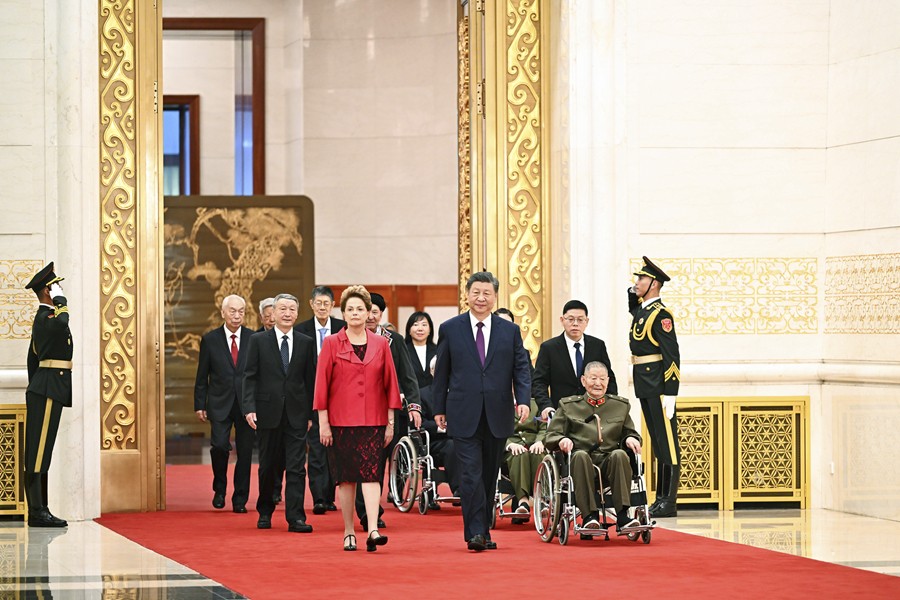 中華人民共和國國家勛章和國家榮譽稱號頒授儀式在京隆重舉行 習(xí)近平向國家勛章和國家榮譽稱號獲得者頒授勛章獎?wù)虏l(fā)表重要講話