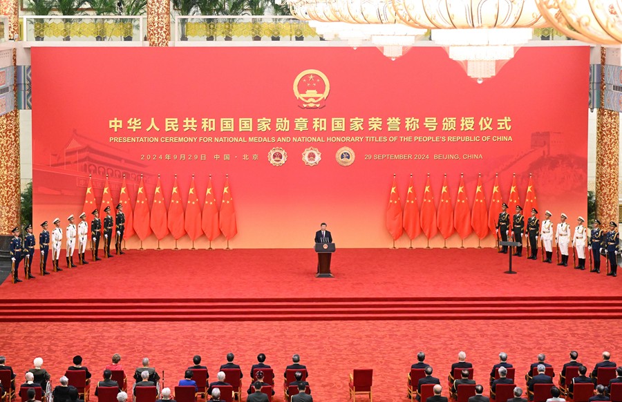 中華人民共和國國家勛章和國家榮譽稱號頒授儀式在京隆重舉行 習(xí)近平向國家勛章和國家榮譽稱號獲得者頒授勛章獎?wù)虏l(fā)表重要講話