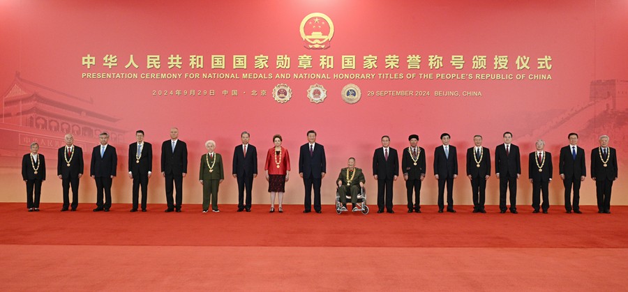 中華人民共和國國家勛章和國家榮譽稱號頒授儀式在京隆重舉行 習(xí)近平向國家勛章和國家榮譽稱號獲得者頒授勛章獎?wù)虏l(fā)表重要講話