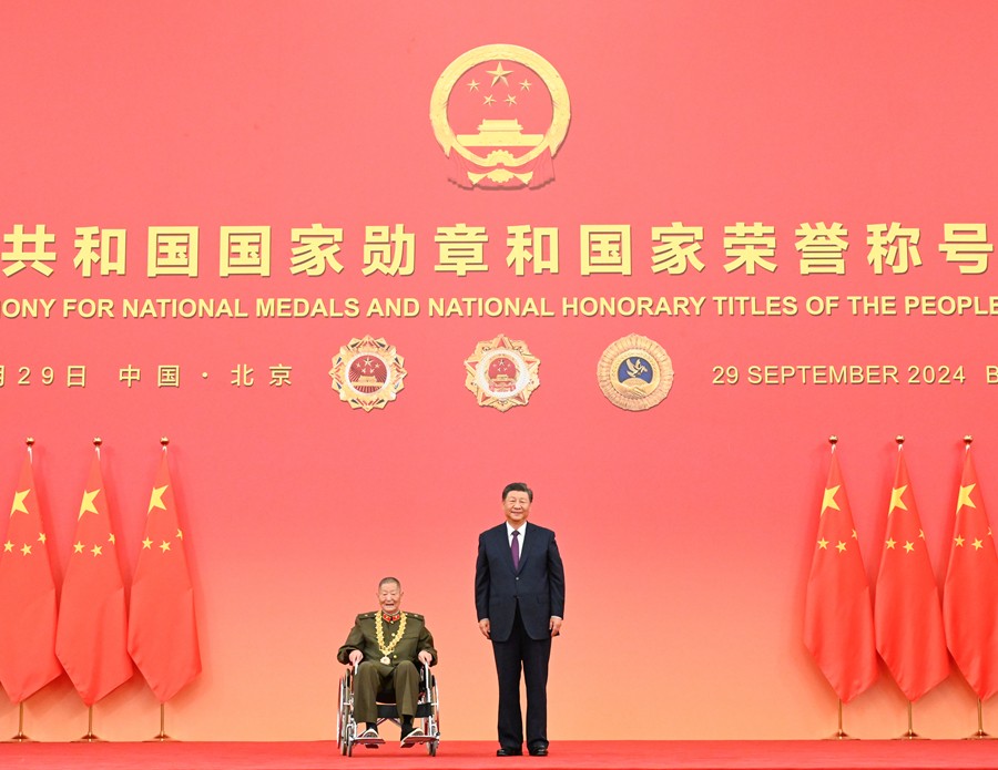 中華人民共和國國家勛章和國家榮譽稱號頒授儀式在京隆重舉行 習(xí)近平向國家勛章和國家榮譽稱號獲得者頒授勛章獎?wù)虏l(fā)表重要講話