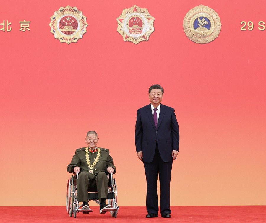中華人民共和國國家勛章和國家榮譽稱號頒授儀式在京隆重舉行 習(xí)近平向國家勛章和國家榮譽稱號獲得者頒授勛章獎?wù)虏l(fā)表重要講話