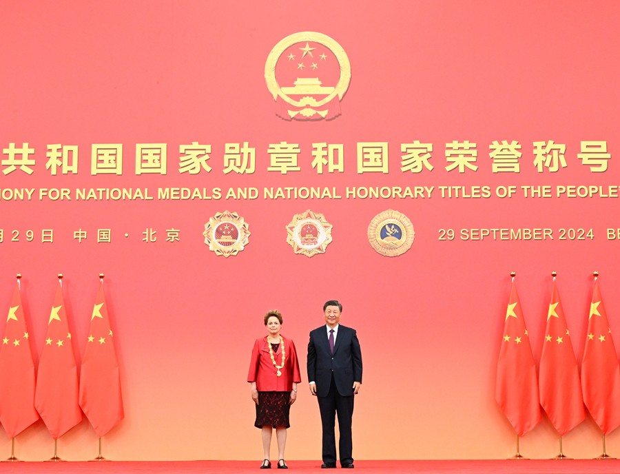 中華人民共和國國家勛章和國家榮譽稱號頒授儀式在京隆重舉行 習(xí)近平向國家勛章和國家榮譽稱號獲得者頒授勛章獎?wù)虏l(fā)表重要講話