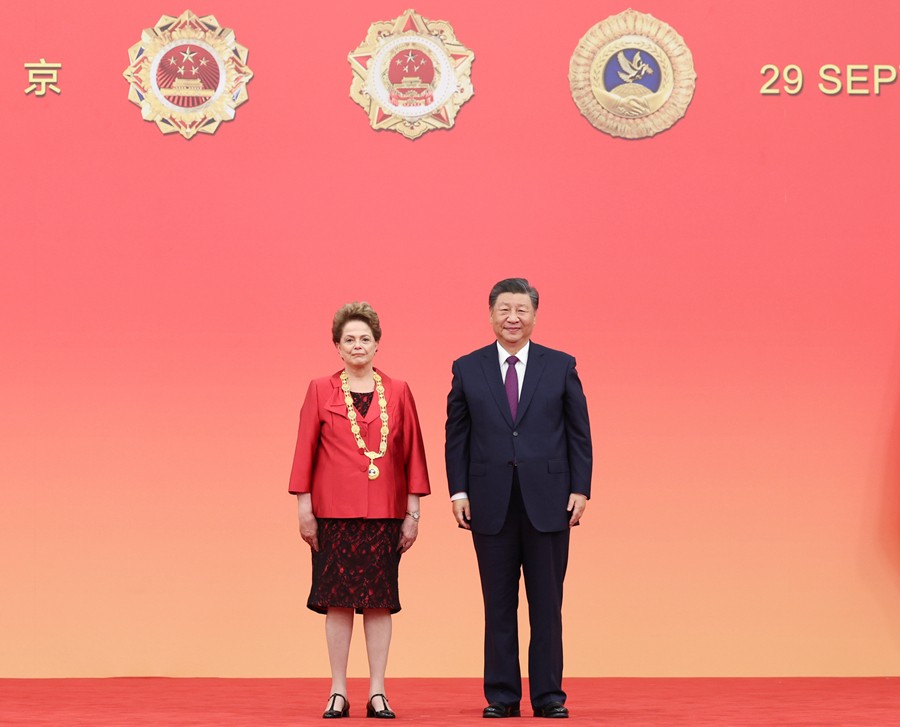 中華人民共和國國家勛章和國家榮譽稱號頒授儀式在京隆重舉行 習(xí)近平向國家勛章和國家榮譽稱號獲得者頒授勛章獎?wù)虏l(fā)表重要講話