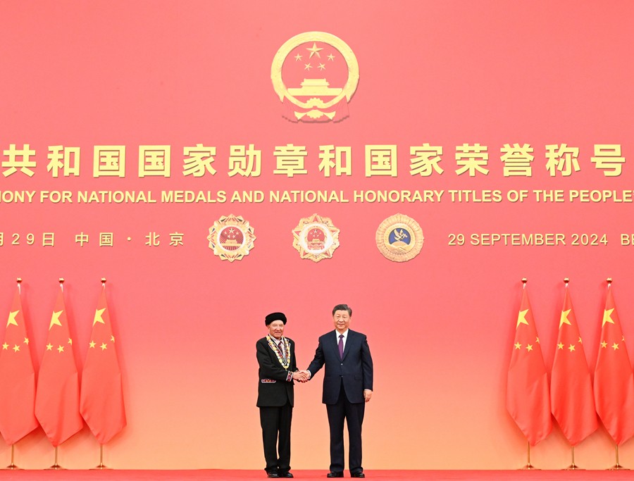 中華人民共和國國家勛章和國家榮譽稱號頒授儀式在京隆重舉行 習(xí)近平向國家勛章和國家榮譽稱號獲得者頒授勛章獎?wù)虏l(fā)表重要講話