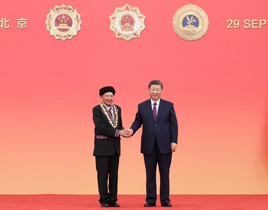 中華人民共和國國家勛章和國家榮譽稱號頒授儀式在京隆重舉行 習(xí)近平向國家勛章和國家榮譽稱號獲得者頒授勛章獎?wù)虏l(fā)表重要講話