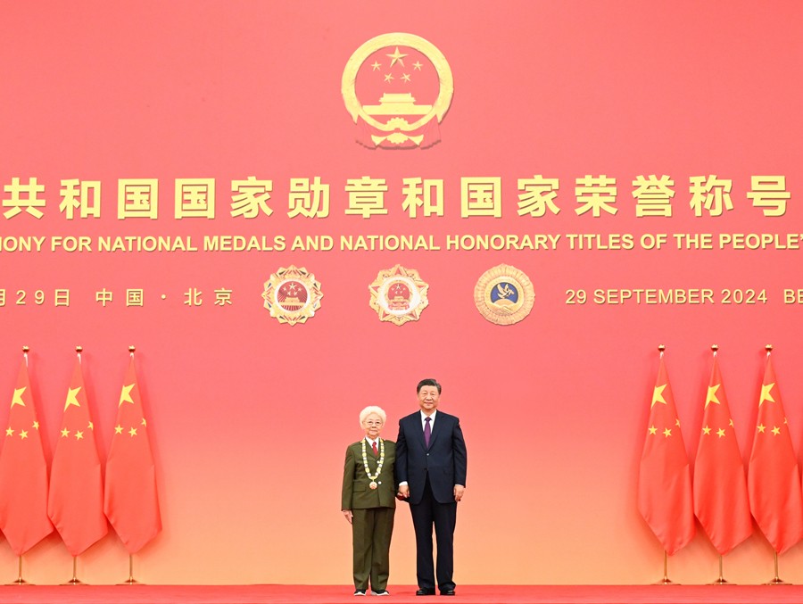 中華人民共和國國家勛章和國家榮譽稱號頒授儀式在京隆重舉行 習(xí)近平向國家勛章和國家榮譽稱號獲得者頒授勛章獎?wù)虏l(fā)表重要講話