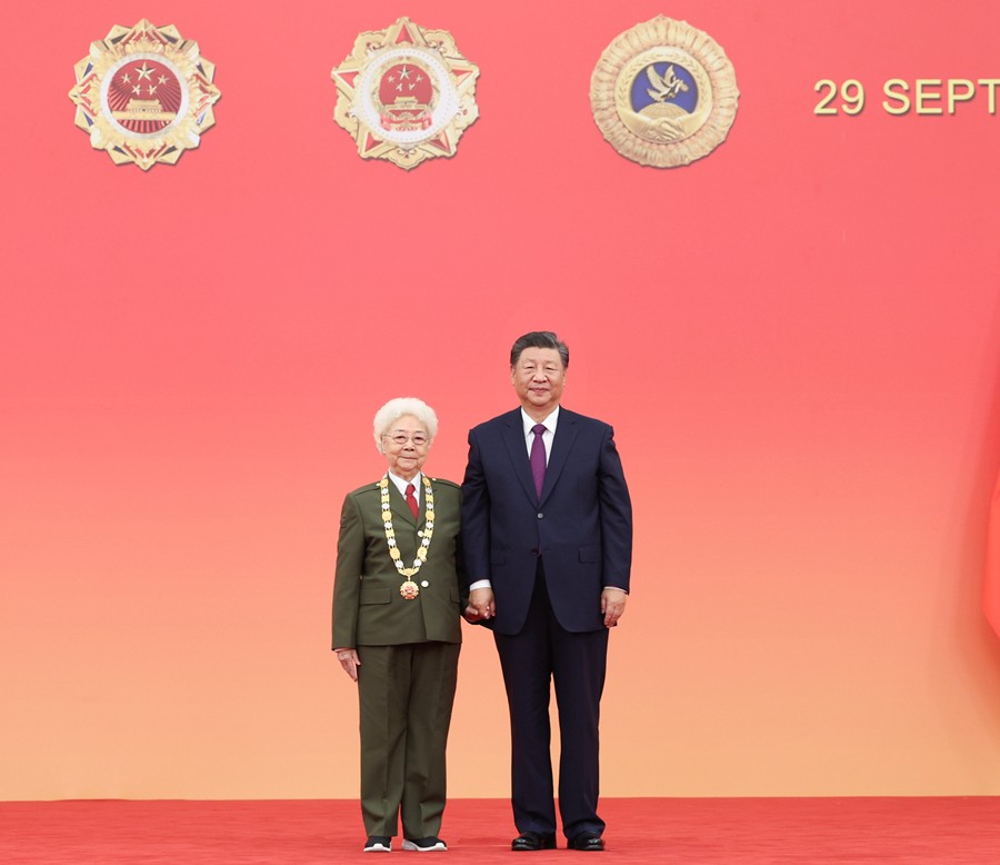 中華人民共和國國家勛章和國家榮譽稱號頒授儀式在京隆重舉行 習(xí)近平向國家勛章和國家榮譽稱號獲得者頒授勛章獎?wù)虏l(fā)表重要講話