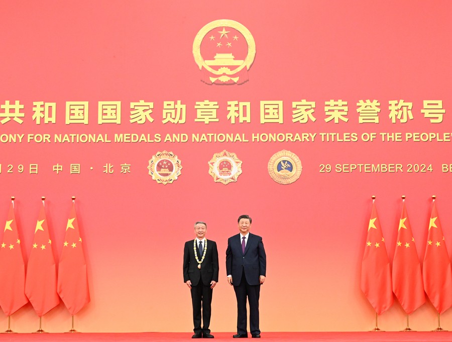 中華人民共和國國家勛章和國家榮譽稱號頒授儀式在京隆重舉行 習(xí)近平向國家勛章和國家榮譽稱號獲得者頒授勛章獎?wù)虏l(fā)表重要講話