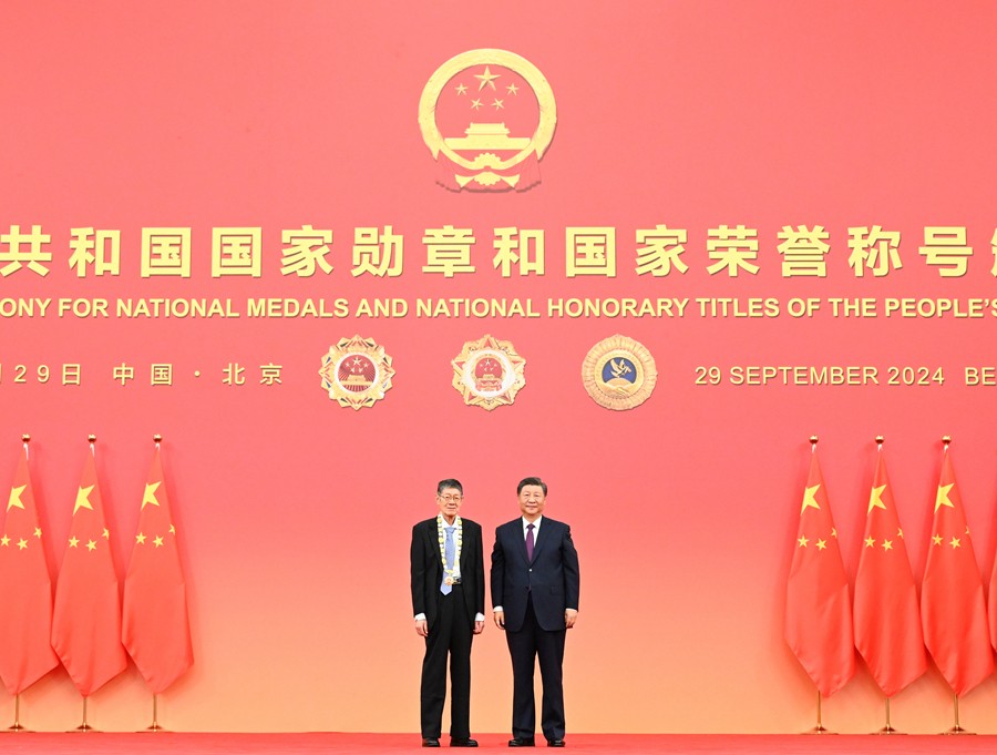 中華人民共和國國家勛章和國家榮譽稱號頒授儀式在京隆重舉行 習(xí)近平向國家勛章和國家榮譽稱號獲得者頒授勛章獎?wù)虏l(fā)表重要講話