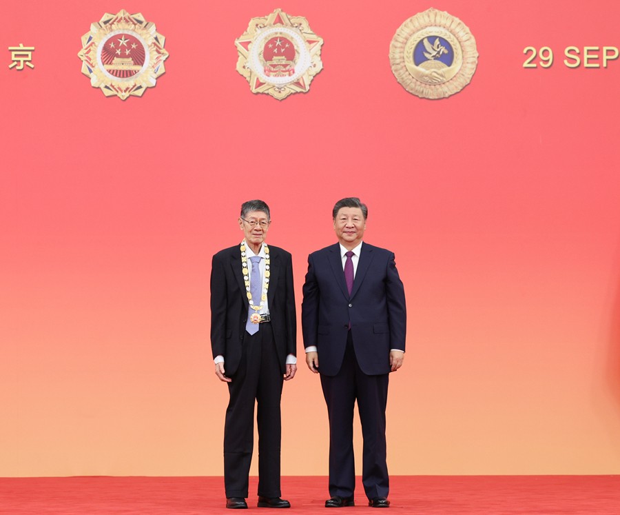 中華人民共和國國家勛章和國家榮譽稱號頒授儀式在京隆重舉行 習(xí)近平向國家勛章和國家榮譽稱號獲得者頒授勛章獎?wù)虏l(fā)表重要講話