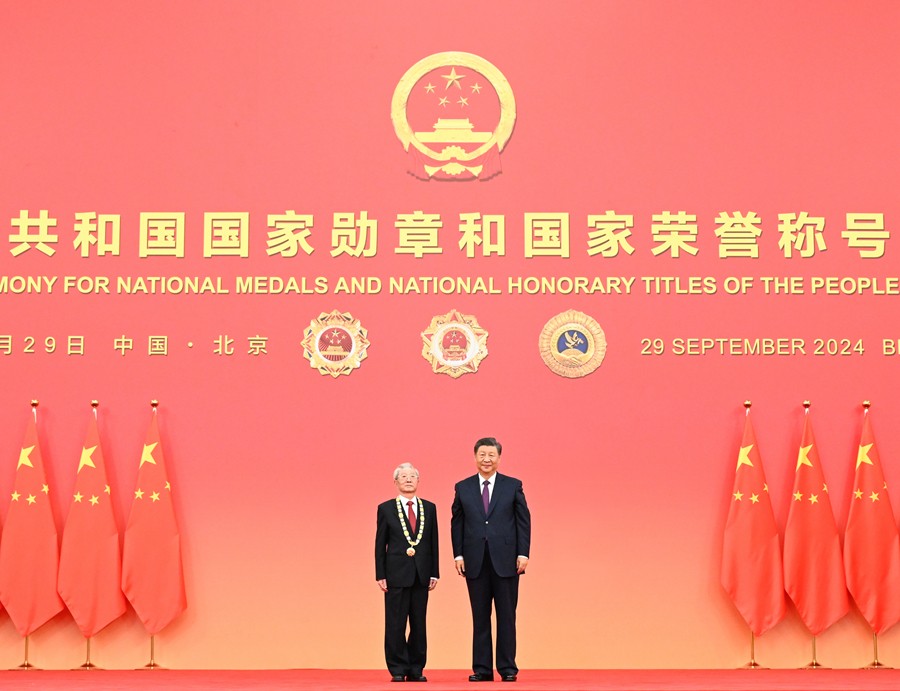 中華人民共和國國家勛章和國家榮譽稱號頒授儀式在京隆重舉行 習(xí)近平向國家勛章和國家榮譽稱號獲得者頒授勛章獎?wù)虏l(fā)表重要講話