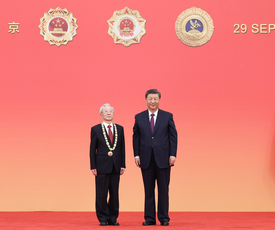 中華人民共和國國家勛章和國家榮譽稱號頒授儀式在京隆重舉行 習(xí)近平向國家勛章和國家榮譽稱號獲得者頒授勛章獎?wù)虏l(fā)表重要講話