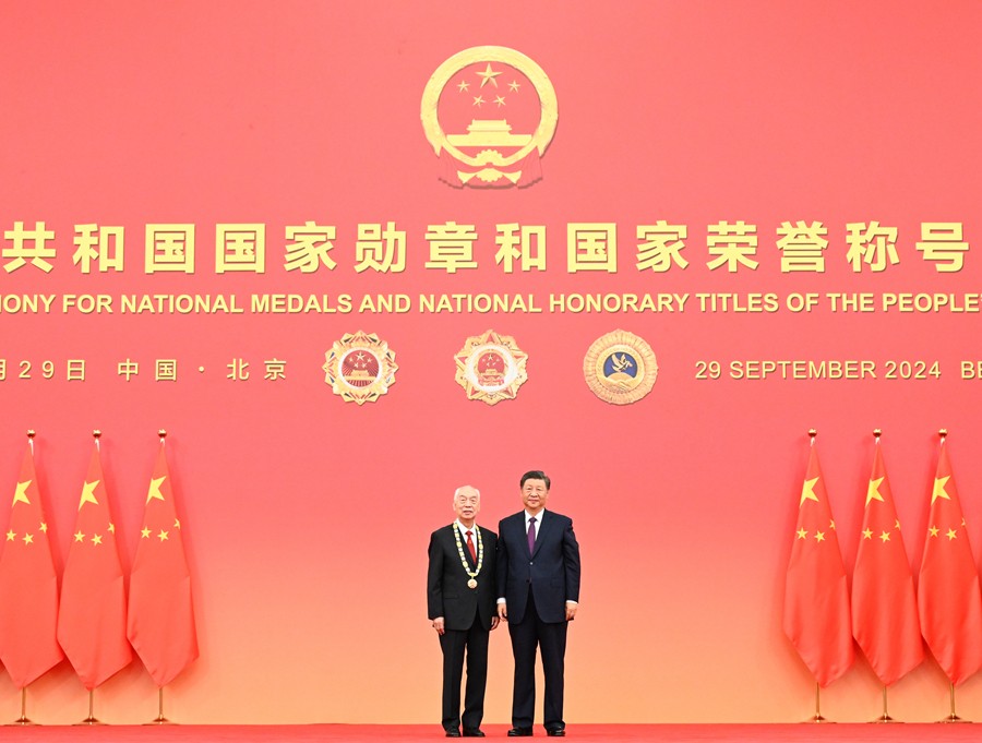 中華人民共和國國家勛章和國家榮譽稱號頒授儀式在京隆重舉行 習(xí)近平向國家勛章和國家榮譽稱號獲得者頒授勛章獎?wù)虏l(fā)表重要講話