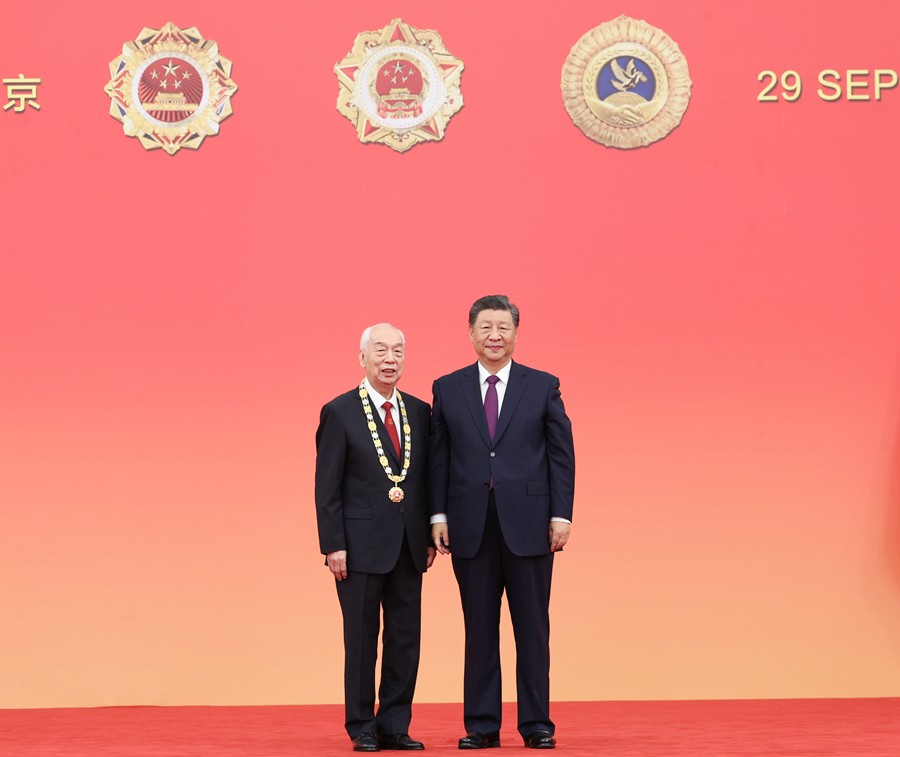 中華人民共和國國家勛章和國家榮譽稱號頒授儀式在京隆重舉行 習(xí)近平向國家勛章和國家榮譽稱號獲得者頒授勛章獎?wù)虏l(fā)表重要講話
